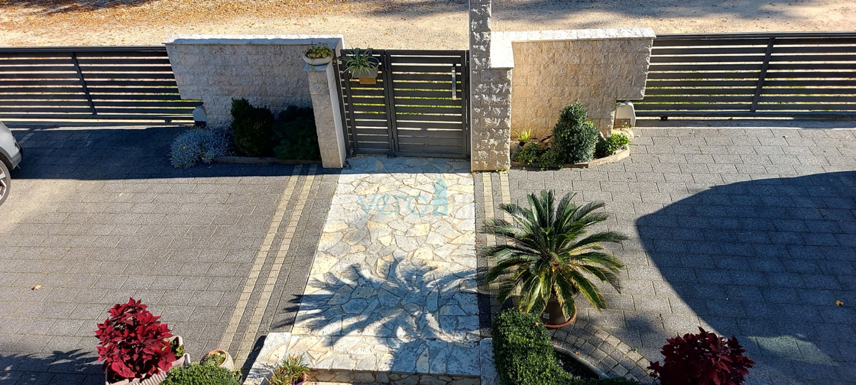 Isola di Krk, Omišalj, Casa indipendente con 4 appartamenti, giardino e vista, a 100 m dalla spiaggia, in vendita