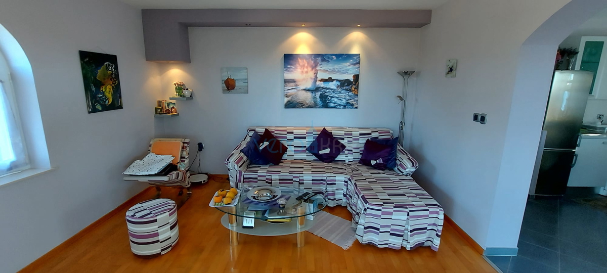 Isola di Krk, Omišalj, Casa indipendente con 4 appartamenti, giardino e vista, a 100 m dalla spiaggia, in vendita
