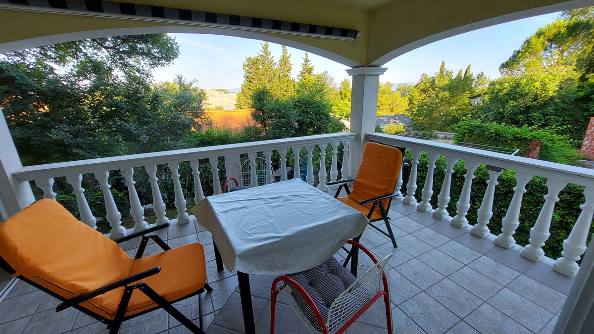Isola di Krk, Omišalj, Casa indipendente con 4 appartamenti, giardino e vista, a 100 m dalla spiaggia, in vendita