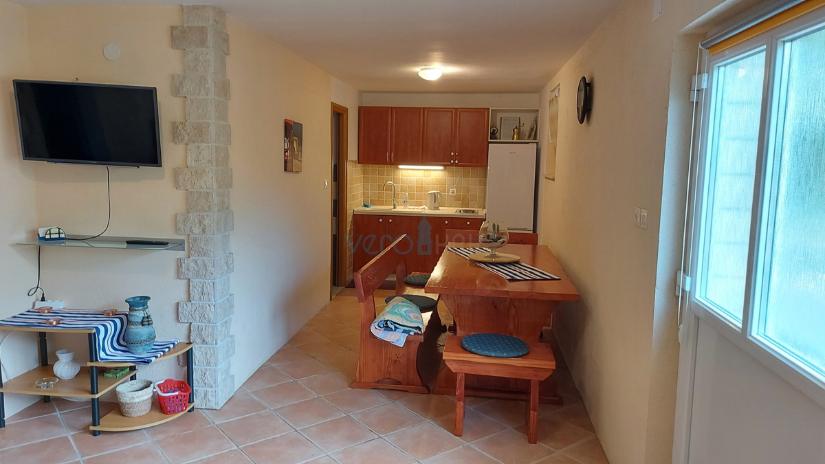 Isola di Krk, Omišalj, Casa indipendente con 4 appartamenti, giardino e vista, a 100 m dalla spiaggia, in vendita