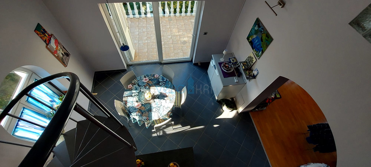 Isola di Krk, Omišalj, Casa indipendente con 4 appartamenti, giardino e vista, a 100 m dalla spiaggia, in vendita