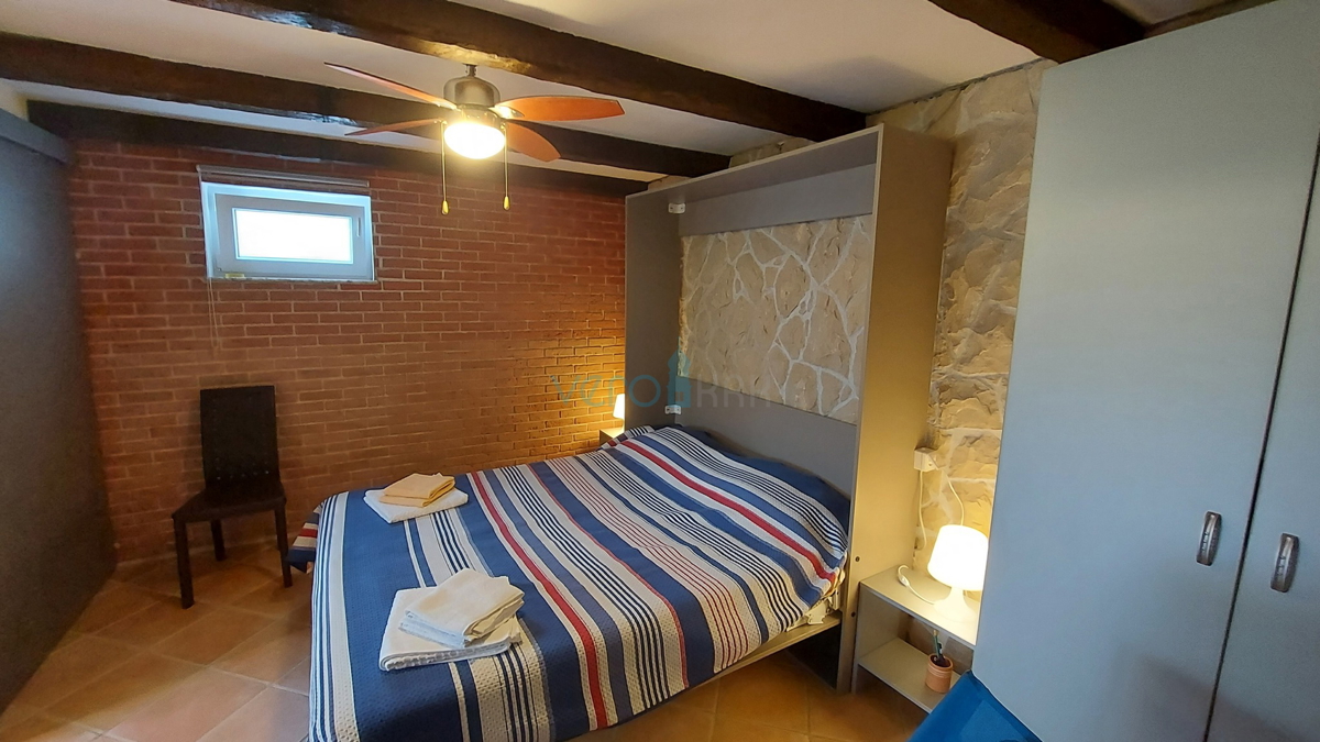 Isola di Krk, Omišalj, Casa indipendente con 4 appartamenti, giardino e vista, a 100 m dalla spiaggia, in vendita