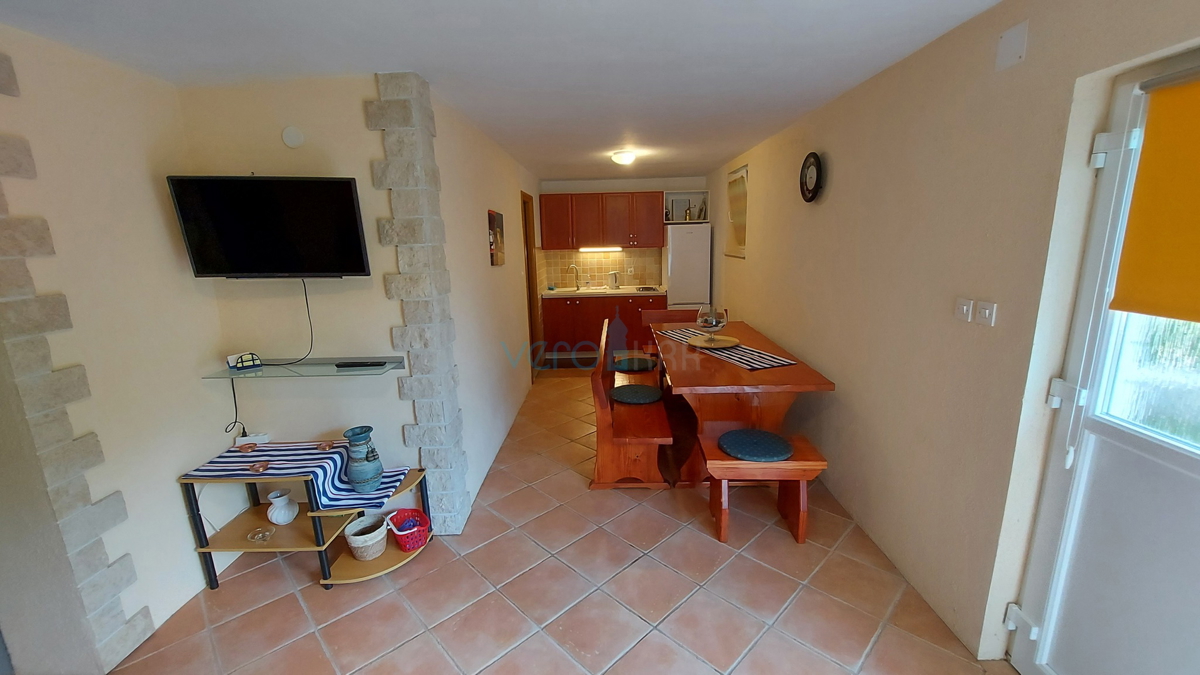 Isola di Krk, Omišalj, Casa indipendente con 4 appartamenti, giardino e vista, a 100 m dalla spiaggia, in vendita