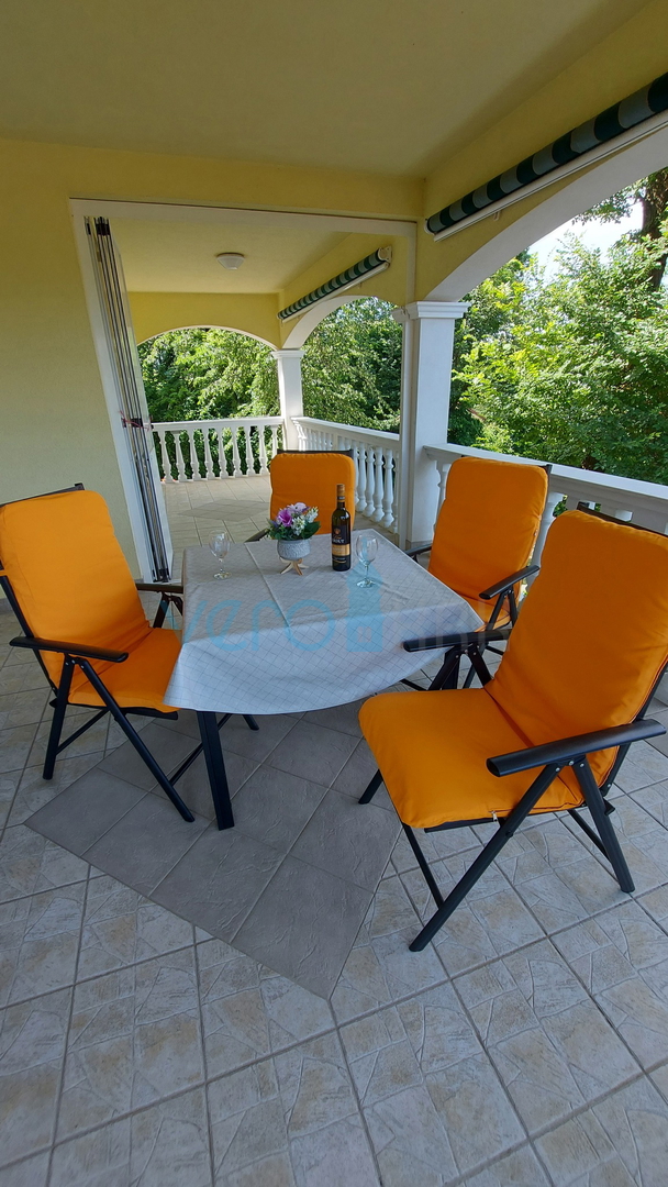 Isola di Krk, Omišalj, Casa indipendente con 4 appartamenti, giardino e vista, a 100 m dalla spiaggia, in vendita