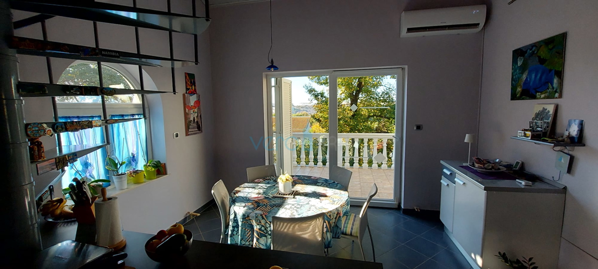 Isola di Krk, Omišalj, Casa indipendente con 4 appartamenti, giardino e vista, a 100 m dalla spiaggia, in vendita