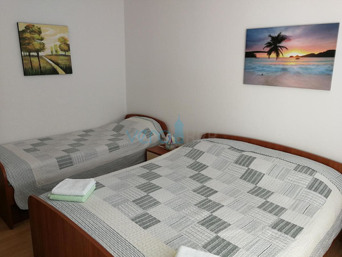 Isola di Krk, Omišalj, Casa indipendente con 4 appartamenti, giardino e vista, a 100 m dalla spiaggia, in vendita