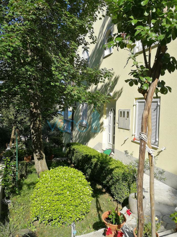 Isola di Krk, Omišalj, Casa indipendente con 4 appartamenti, giardino e vista, a 100 m dalla spiaggia, in vendita