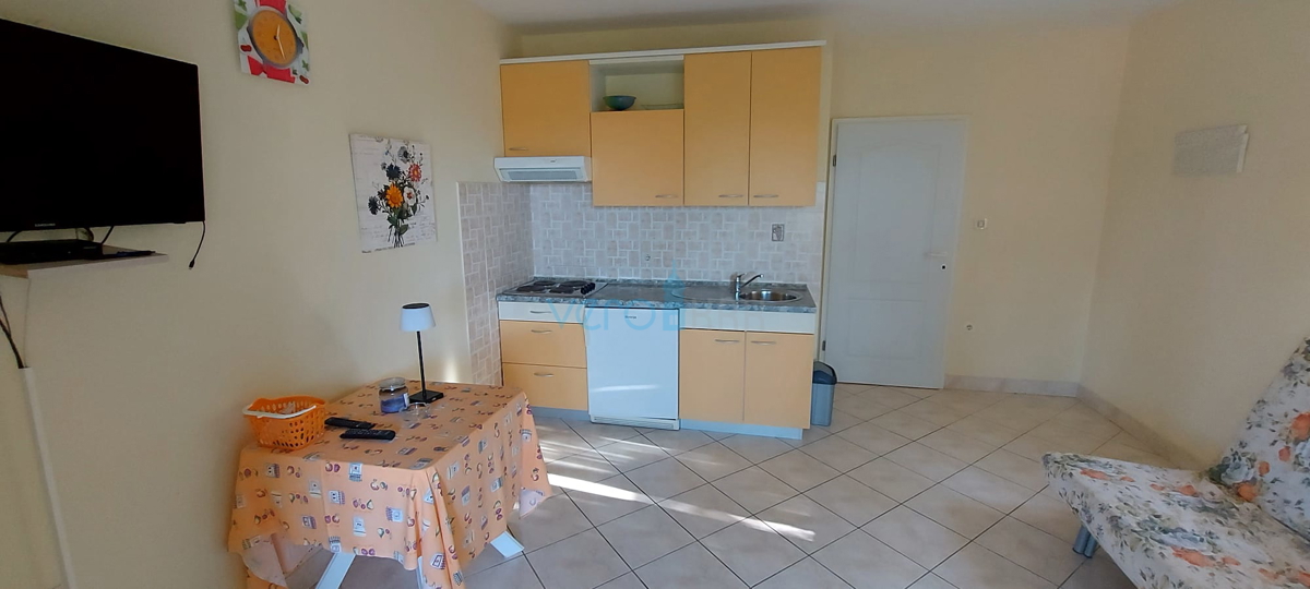 Isola di Krk, Omišalj, Casa indipendente con 4 appartamenti, giardino e vista, a 100 m dalla spiaggia, in vendita