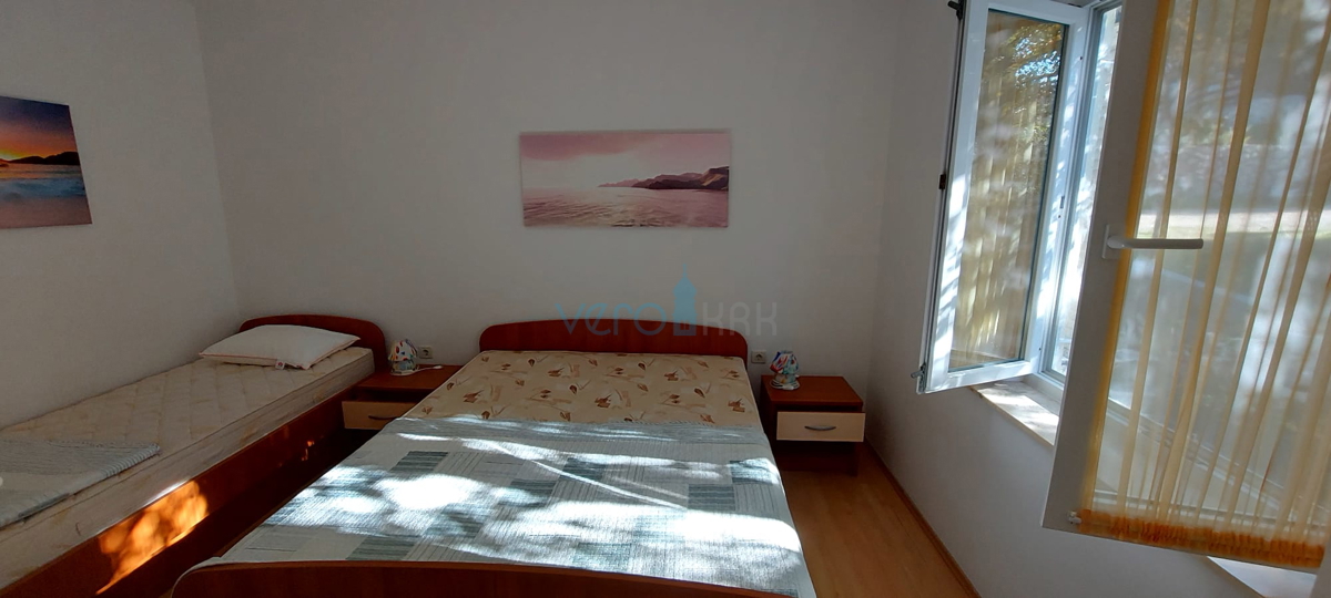 Isola di Krk, Omišalj, Casa indipendente con 4 appartamenti, giardino e vista, a 100 m dalla spiaggia, in vendita