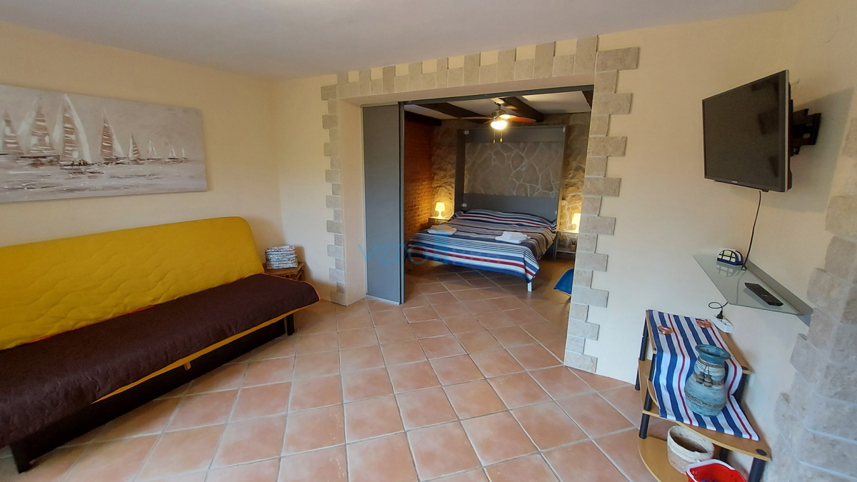 Isola di Krk, Omišalj, Casa indipendente con 4 appartamenti, giardino e vista, a 100 m dalla spiaggia, in vendita
