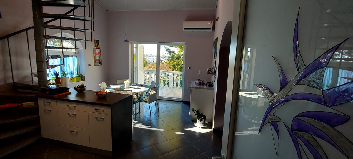 Isola di Krk, Omišalj, Casa indipendente con 4 appartamenti, giardino e vista, a 100 m dalla spiaggia, in vendita