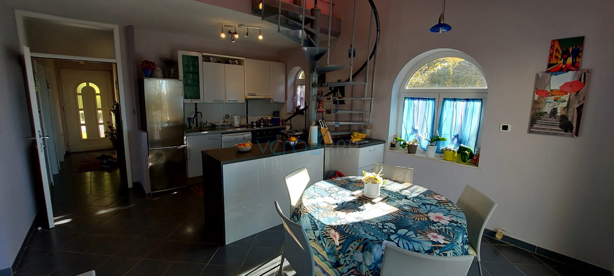 Isola di Krk, Omišalj, Casa indipendente con 4 appartamenti, giardino e vista, a 100 m dalla spiaggia, in vendita