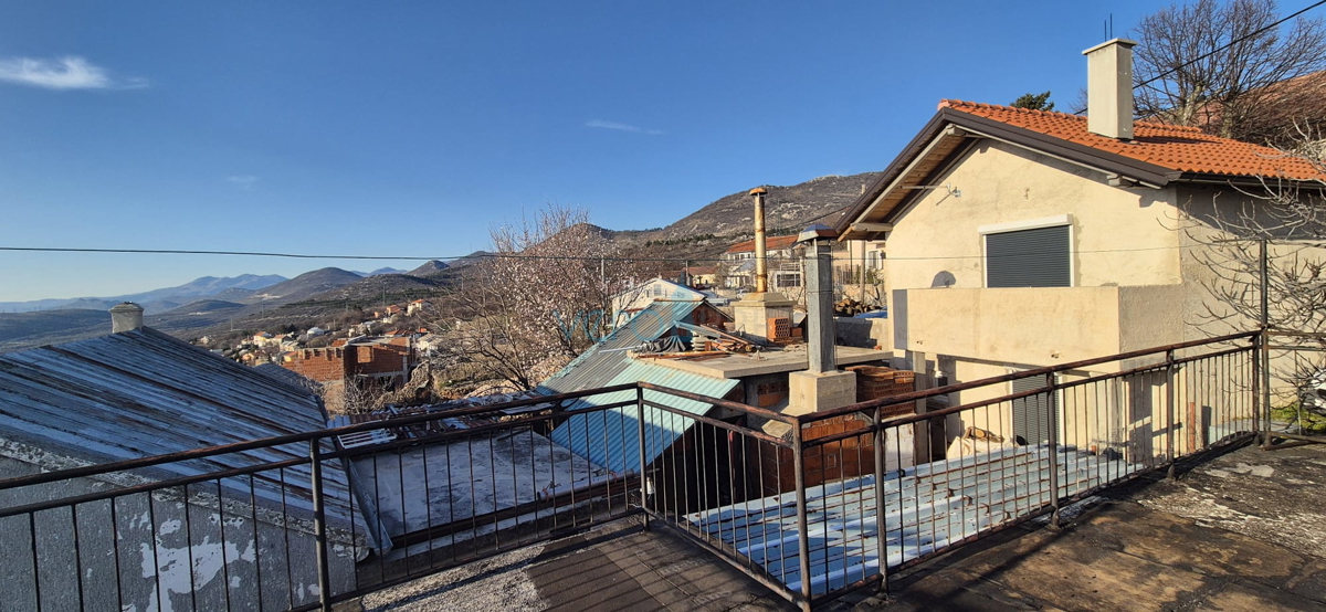 Bakar, Hreljin, Villa indipendente con due appartamenti, giardino e vista mare, in vendita