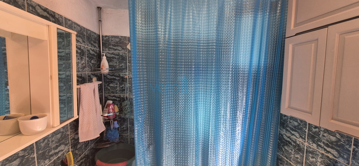 Bakar, Hreljin, Villa indipendente con due appartamenti, giardino e vista mare, in vendita