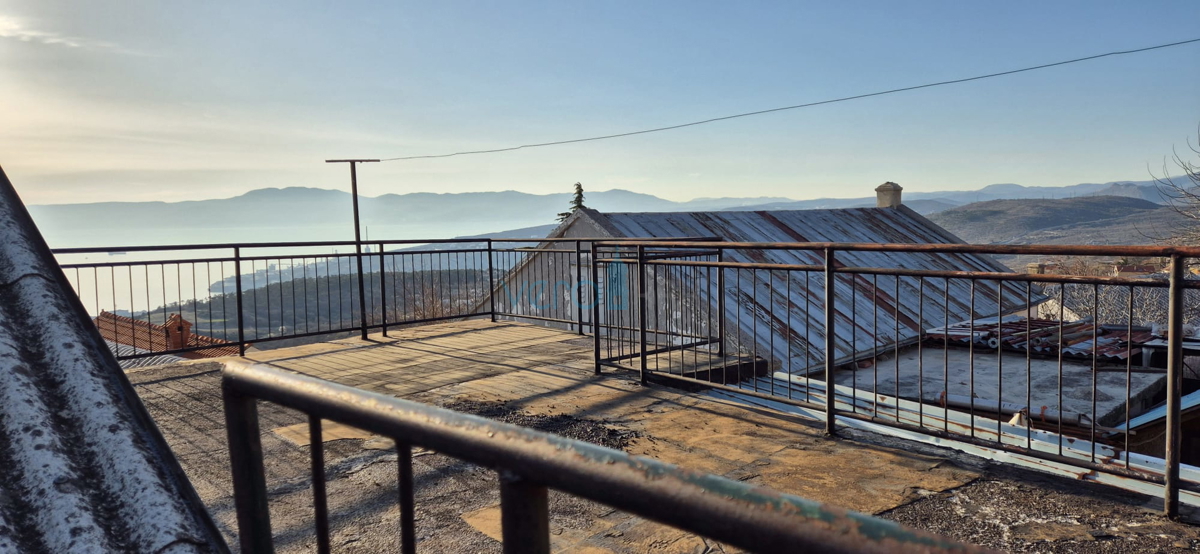 Bakar, Hreljin, Villa indipendente con due appartamenti, giardino e vista mare, in vendita