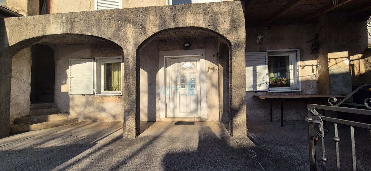 Bakar, Hreljin, Villa indipendente con due appartamenti, giardino e vista mare, in vendita