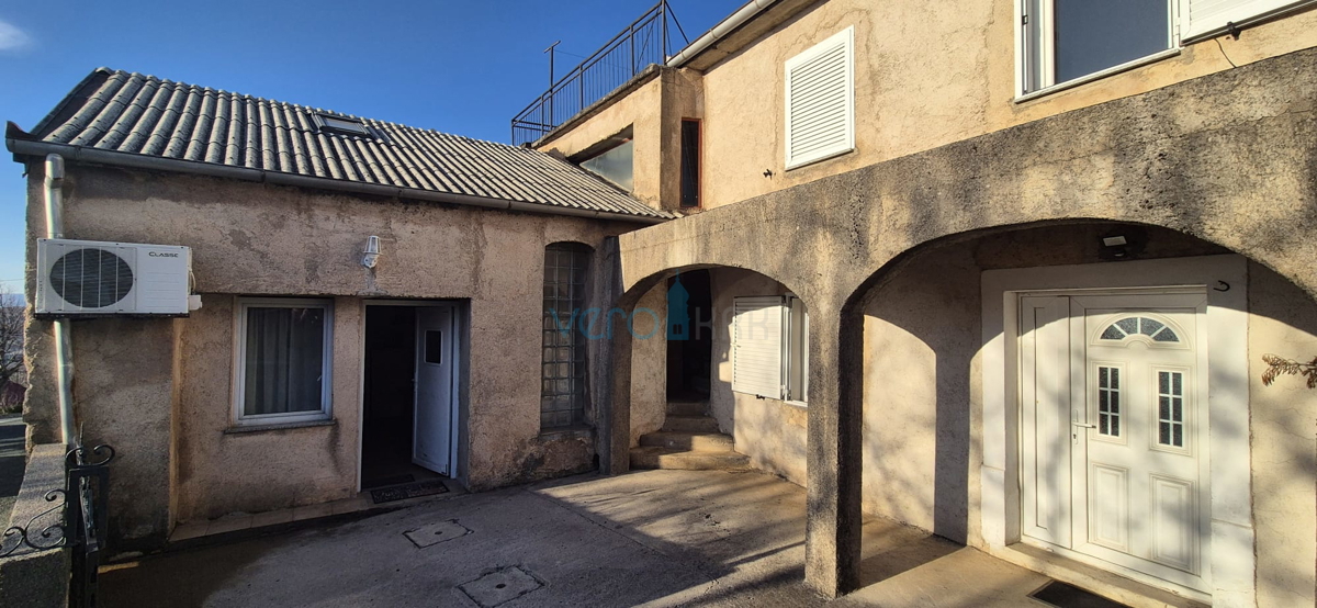 Bakar, Hreljin, Villa indipendente con due appartamenti, giardino e vista mare, in vendita