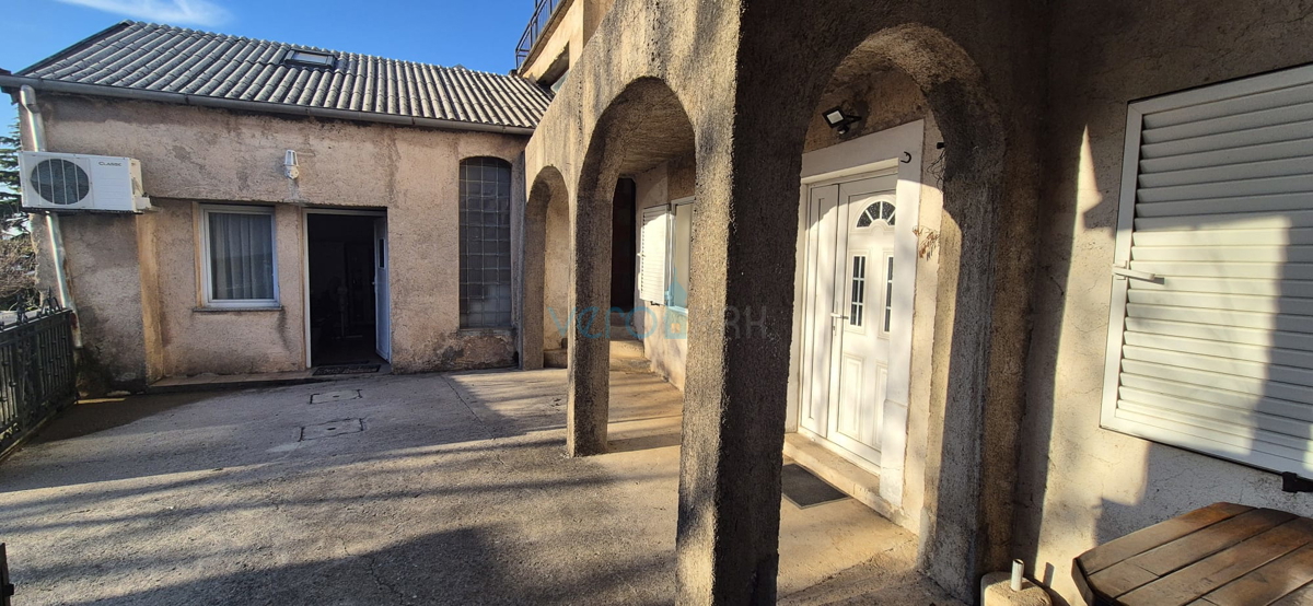 Bakar, Hreljin, Villa indipendente con due appartamenti, giardino e vista mare, in vendita