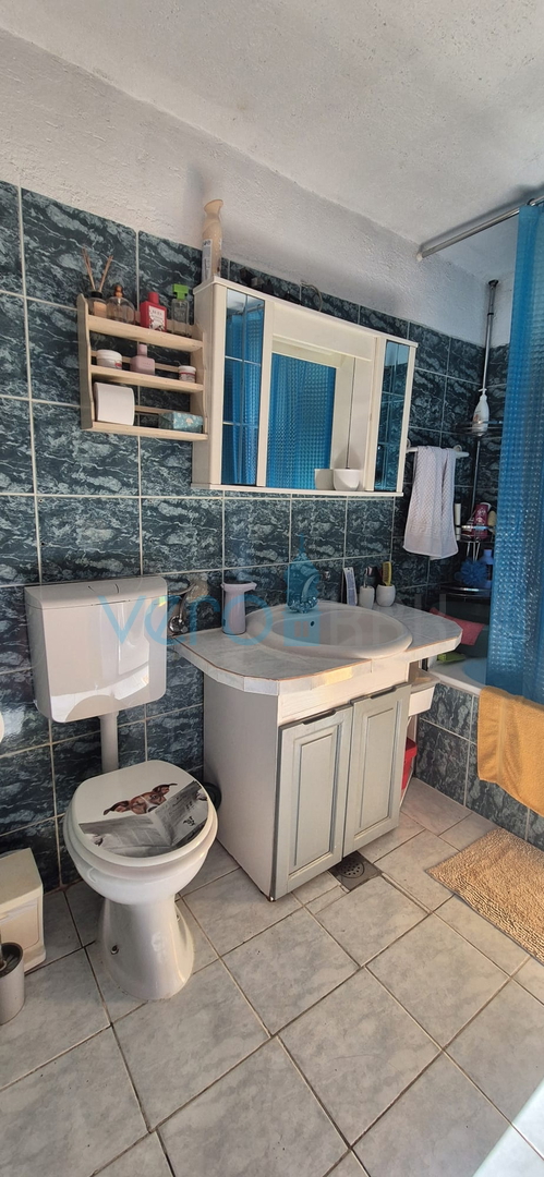 Bakar, Hreljin, Villa indipendente con due appartamenti, giardino e vista mare, in vendita