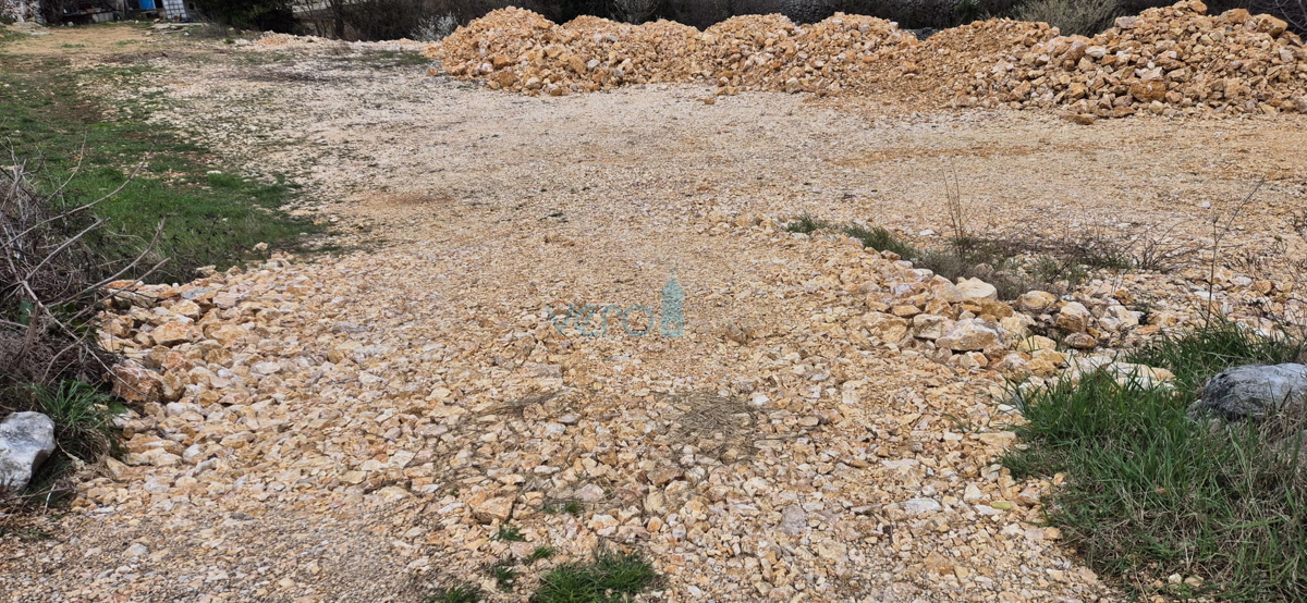 Dobrinj, nelle vicinanze, terreno edificabile di 2038m2 in ottima posizione, vendita