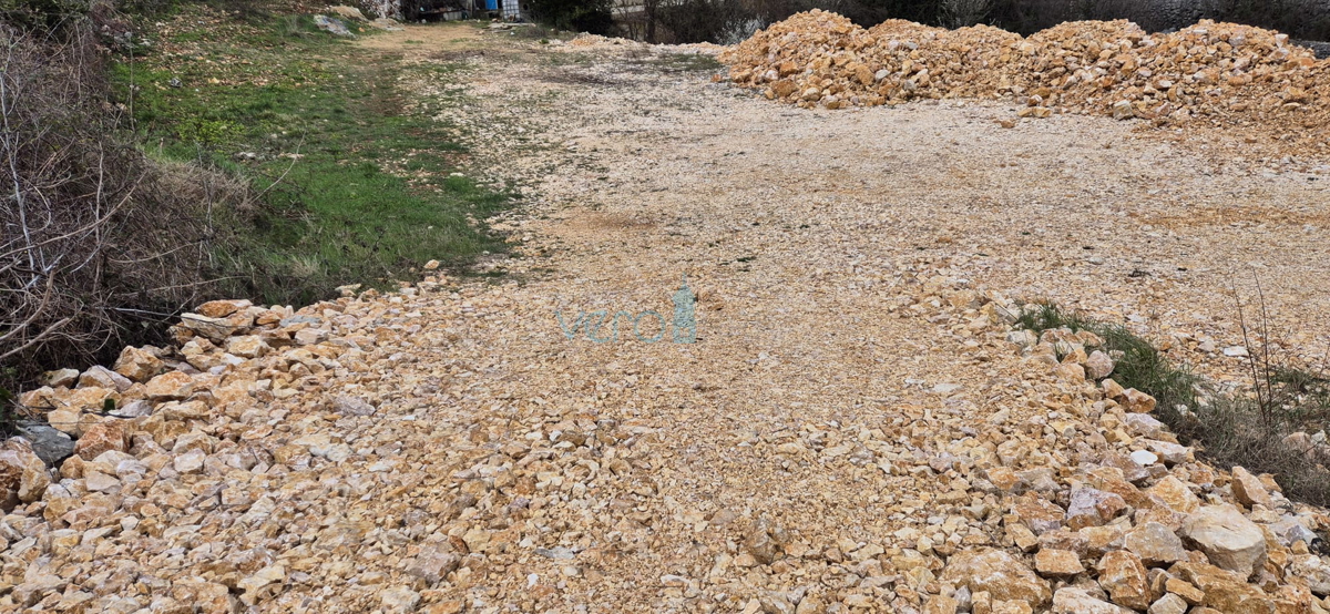 Dobrinj, nelle vicinanze, terreno edificabile di 2038m2 in ottima posizione, vendita