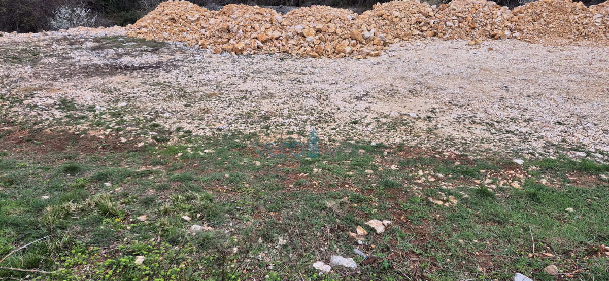 Dobrinj, nelle vicinanze, terreno edificabile di 2038m2 in ottima posizione, vendita