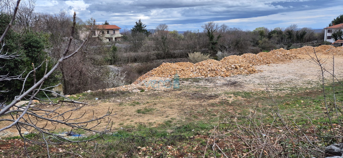 Dobrinj, nelle vicinanze, terreno edificabile di 2038m2 in ottima posizione, vendita