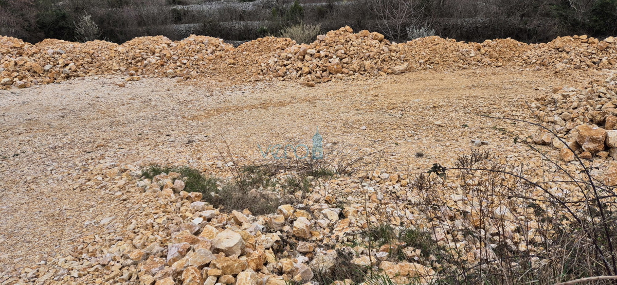 Dobrinj, nelle vicinanze, terreno edificabile di 2038m2 in ottima posizione, vendita