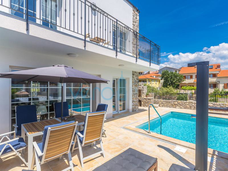 Isola di Krk, Città di Krk, immediata periferia, complesso di tre ville a schiera con piscine in ottima posizione, vista mare, in vendita