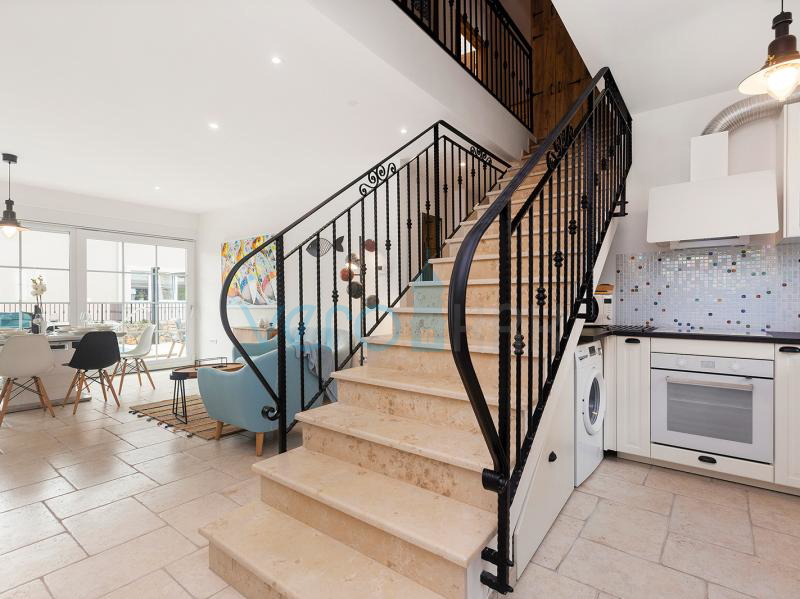 Isola di Krk, Città di Krk, immediata periferia, complesso di tre ville a schiera con piscine in ottima posizione, vista mare, in vendita