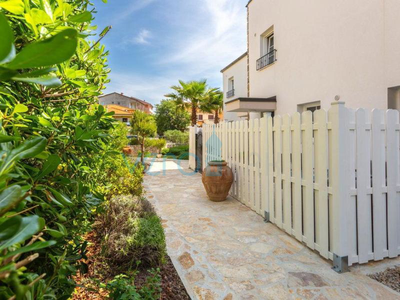 Isola di Krk, Città di Krk, immediata periferia, complesso di tre ville a schiera con piscine in ottima posizione, vista mare, in vendita