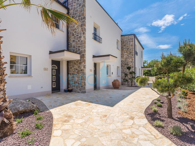 Isola di Krk, Città di Krk, immediata periferia, complesso di tre ville a schiera con piscine in ottima posizione, vista mare, in vendita