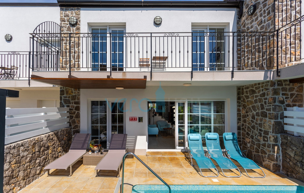 Isola di Krk, Città di Krk, immediata periferia, complesso di tre ville a schiera con piscine in ottima posizione, vista mare, in vendita