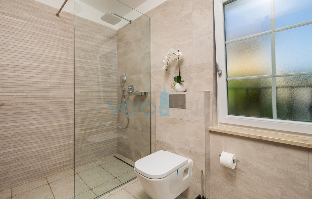 Isola di Krk, Città di Krk, immediata periferia, complesso di tre ville a schiera con piscine in ottima posizione, vista mare, in vendita