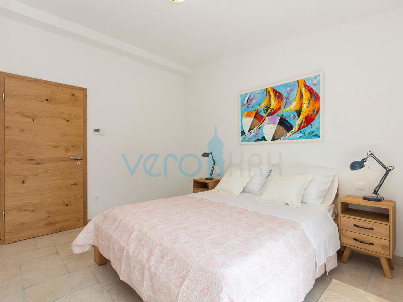 Isola di Krk, Città di Krk, immediata periferia, complesso di tre ville a schiera con piscine in ottima posizione, vista mare, in vendita