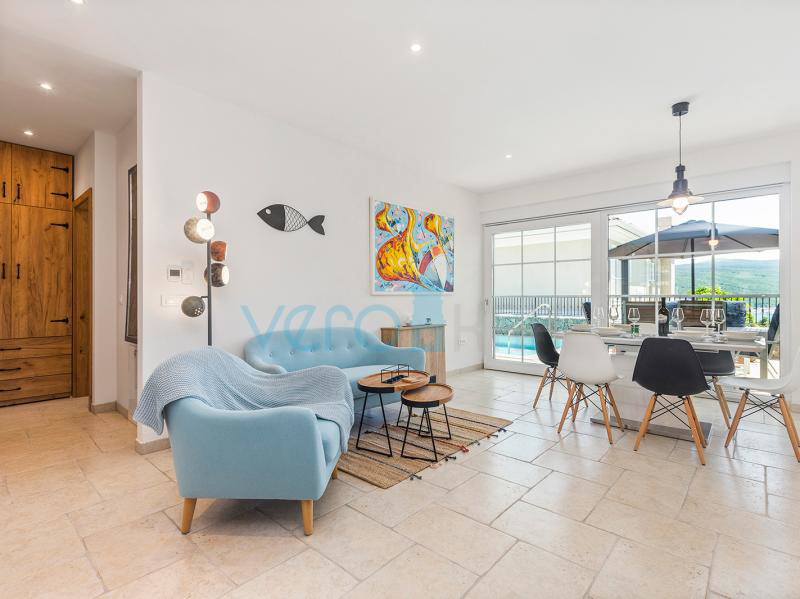 Isola di Krk, Città di Krk, immediata periferia, complesso di tre ville a schiera con piscine in ottima posizione, vista mare, in vendita