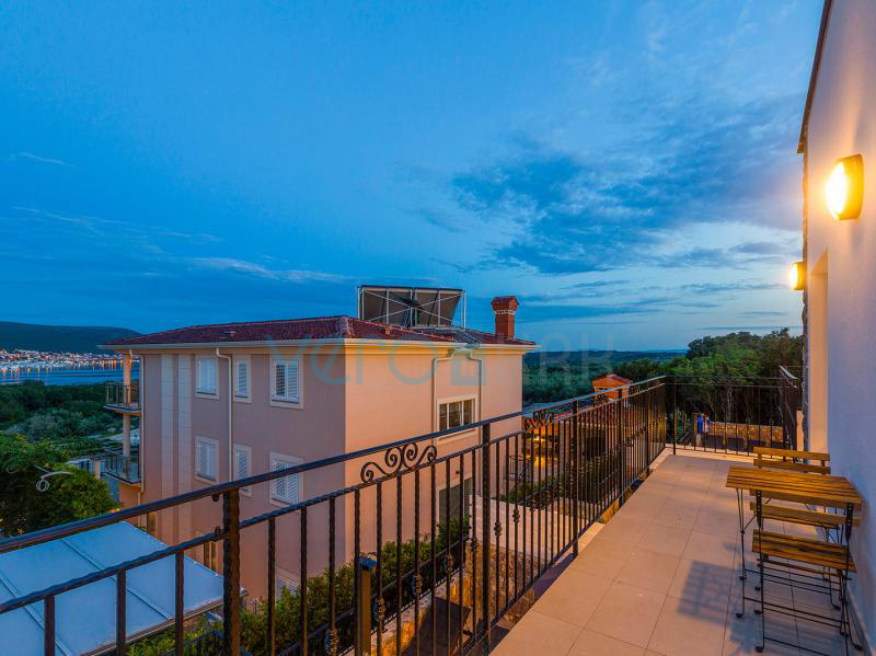 Isola di Krk, Città di Krk, immediata periferia, complesso di tre ville a schiera con piscine in ottima posizione, vista mare, in vendita