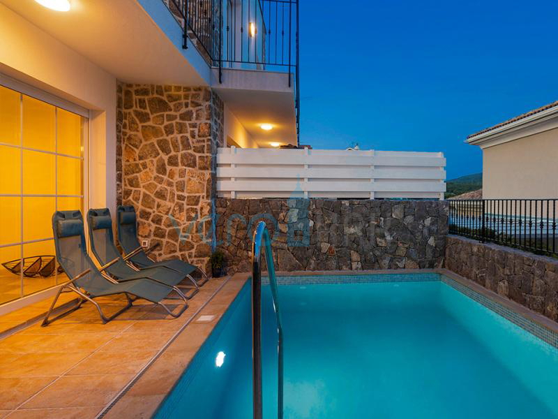 Isola di Krk, Città di Krk, immediata periferia, complesso di tre ville a schiera con piscine in ottima posizione, vista mare, in vendita