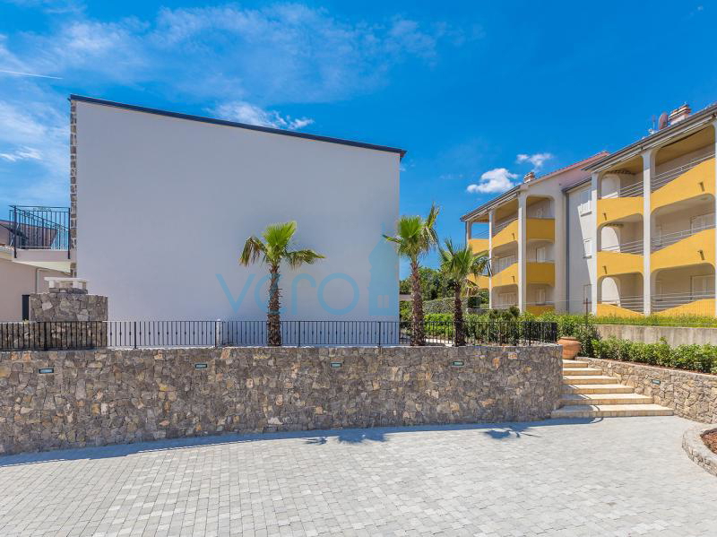 Isola di Krk, Città di Krk, immediata periferia, complesso di tre ville a schiera con piscine in ottima posizione, vista mare, in vendita