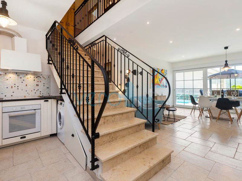 Isola di Krk, Città di Krk, immediata periferia, complesso di tre ville a schiera con piscine in ottima posizione, vista mare, in vendita