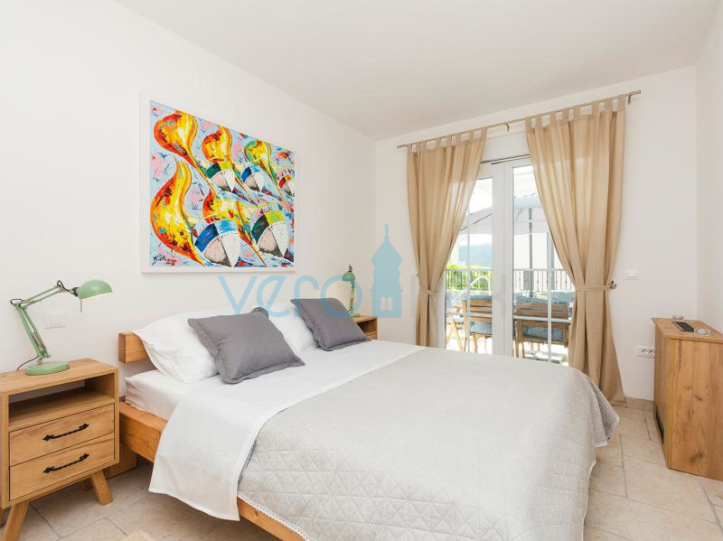 Isola di Krk, Città di Krk, immediata periferia, complesso di tre ville a schiera con piscine in ottima posizione, vista mare, in vendita