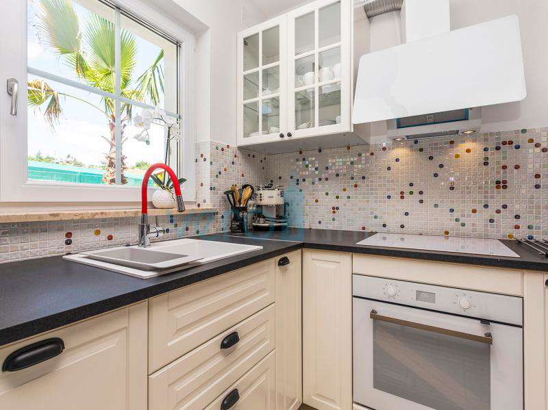 Isola di Krk, Città di Krk, immediata periferia, complesso di tre ville a schiera con piscine in ottima posizione, vista mare, in vendita