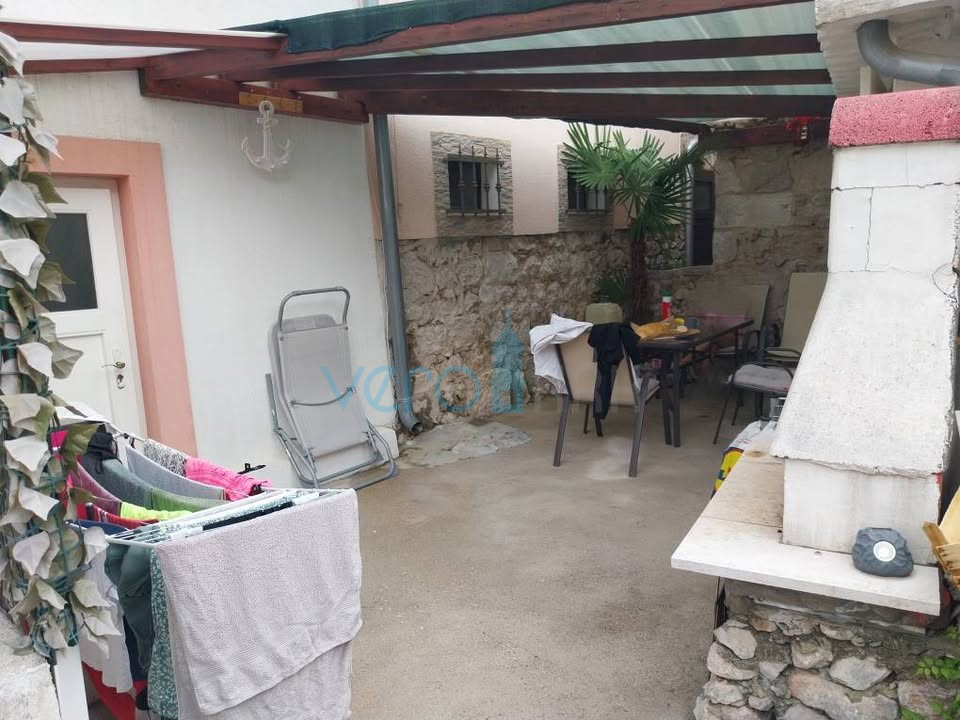 Omišalj, centro, isola di Krk, casa in pietra a schiera, giardino, vendita
