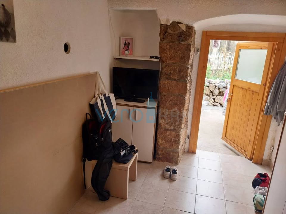 Omišalj, centro, isola di Krk, casa in pietra a schiera, giardino, vendita