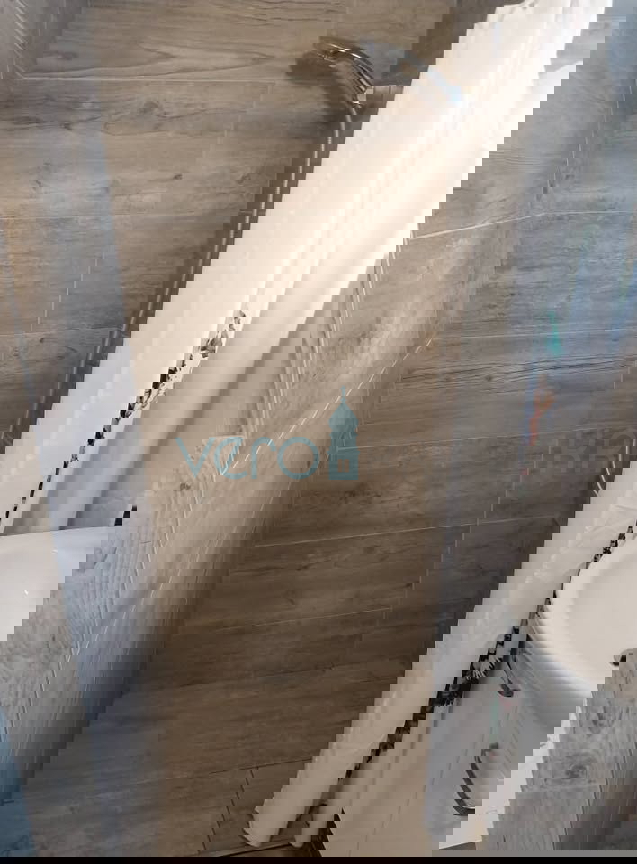 Omišalj, centro, isola di Krk, casa in pietra a schiera, giardino, vendita