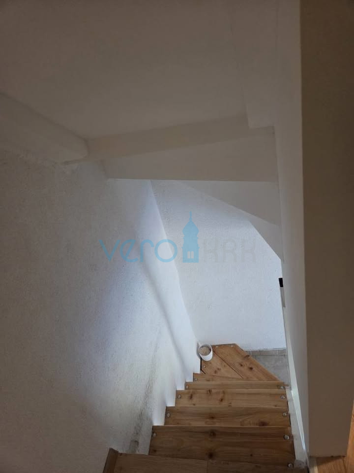 Omišalj, centro, isola di Krk, casa in pietra a schiera, giardino, vendita