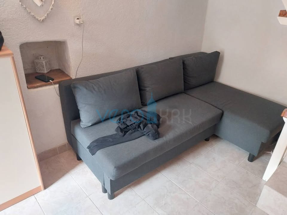 Omišalj, centro, isola di Krk, casa in pietra a schiera, giardino, vendita