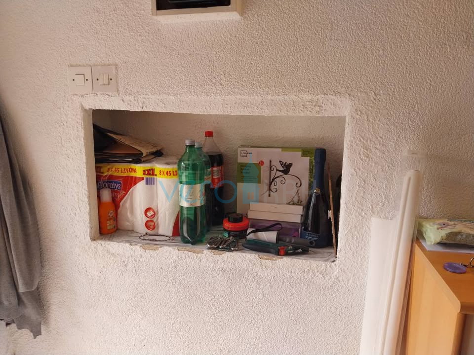 Omišalj, centro, isola di Krk, casa in pietra a schiera, giardino, vendita