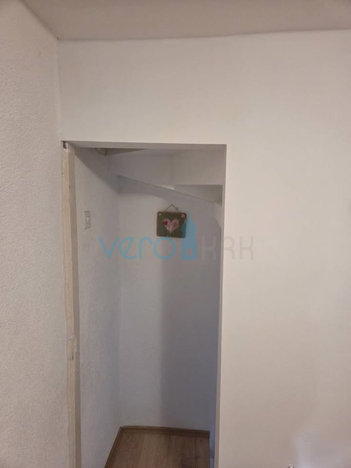 Omišalj, centro, isola di Krk, casa in pietra a schiera, giardino, vendita