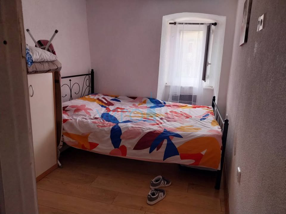 Omišalj, centro, isola di Krk, casa in pietra a schiera, giardino, vendita